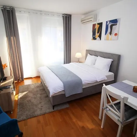 Bizmark Accommodation A Blok Belgrad Exteriör bild